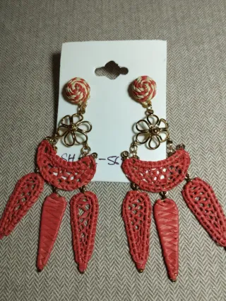 Orecchini boho in rafia intrecciata dorati e rossi