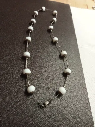 Collar plata con cuentas blancas 40 cm