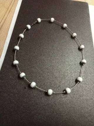Collar plata con cuentas blancas 40 cm
