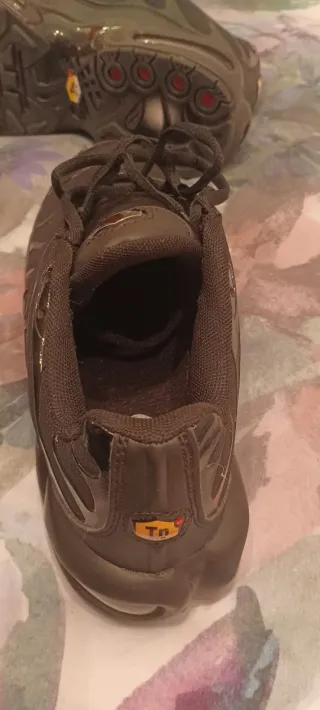 Puerta blanca con manilla negra