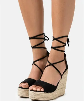 Sandalias cuña negras y beige