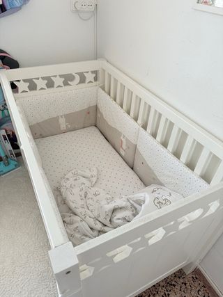 Cuna de madera blanca con estrellas