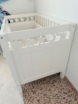 Cuna de madera blanca con estrellas