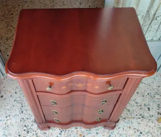 Dos mesitas de noche de madera