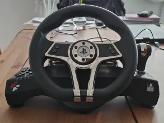 Volante para PS3 y PS4. Incluye pedales.