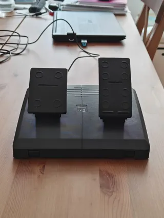 Volante para PS3 y PS4. Incluye pedales.