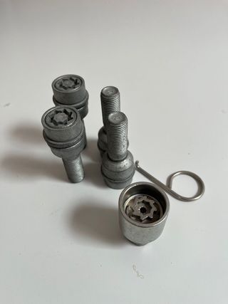 Se vende tornillos antirrobo VW GOLF MK7 AUDI SEAT