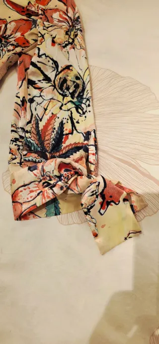 Blusa Diseño Italiano. Estampado Floral. Exclusiva