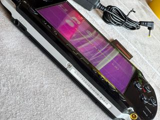 PSP 2004 Negra + Cargador + Memory Stick