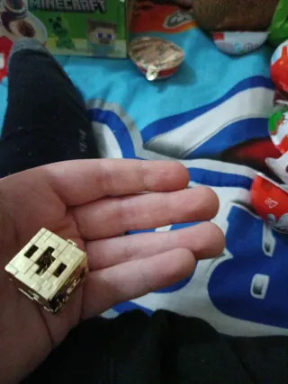 Bloque Dorado Minecraft Kinder Joy Colección