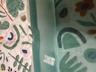 Lavabo de cristal transparente con apliques