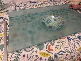 Lavabo de cristal transparente con apliques