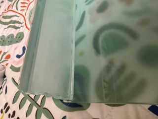 Lavabo de cristal transparente con apliques