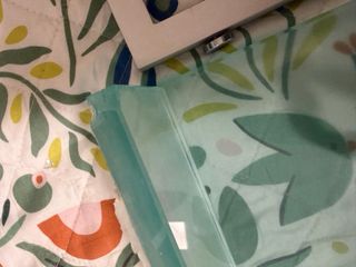 Lavabo de cristal transparente con apliques