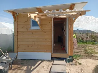 PARCELA CON CASA DE MADERA