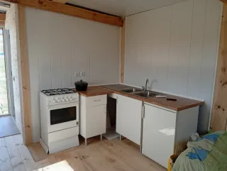 PARCELA CON CASA DE MADERA