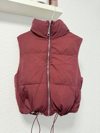 Chaleco reversible beige y rojo