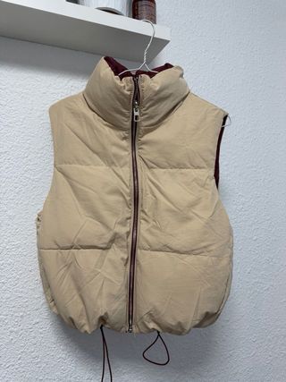 Chaleco reversible beige y rojo