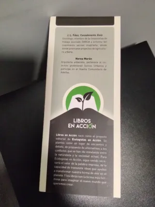 Raíces en el asfalto