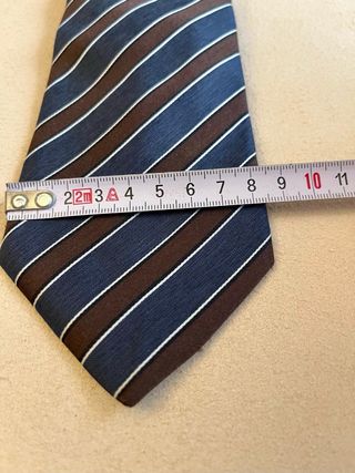 Corbata azul y marrón con rayas