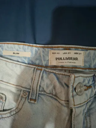 Pantalón corto vaquero PULL&BEAR roto