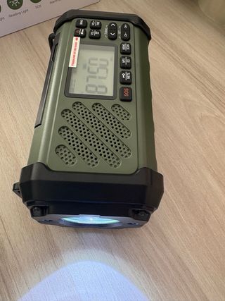 Radio de manivela solar emergencia. PRECINTADA