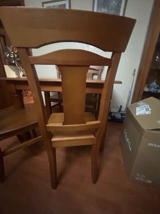 Conjunto mesa y 4 sillas madera.