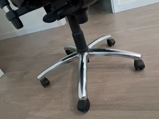 Silla de oficina gris y negra