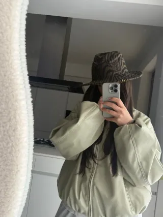 Cappello zebrato con piercing