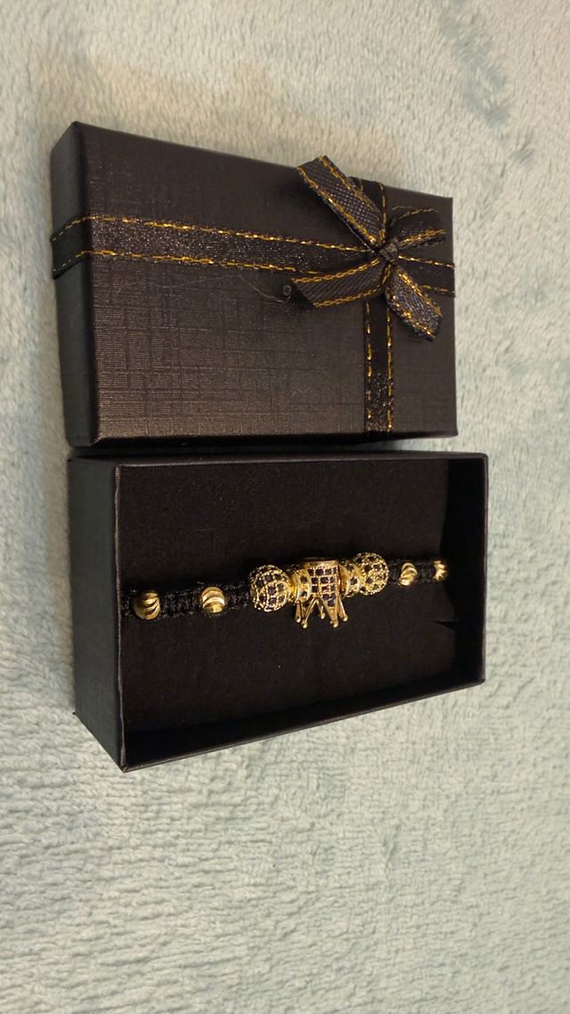 Pulsera laminada con corona y cuentas