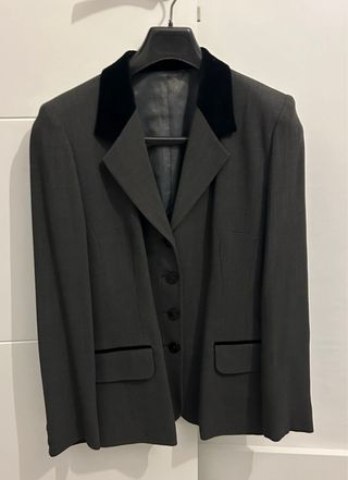 Americana gris mujer con solapa negra terciopelo