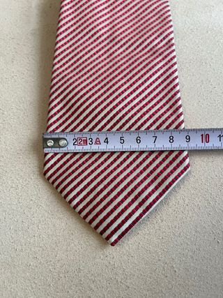 Corbata de rayas rosa y roja