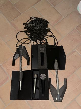 Micrófonos con soportes y cables