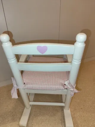 Mecedora infantil de madera blanca
