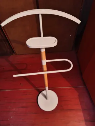 Galán de noche metal y madera