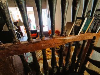 Puerta de cancela antigua con policromía de origen