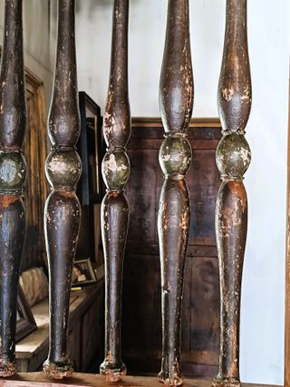 Puerta de cancela antigua con policromía de origen