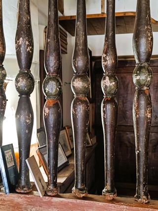 Puerta de cancela antigua con policromía de origen