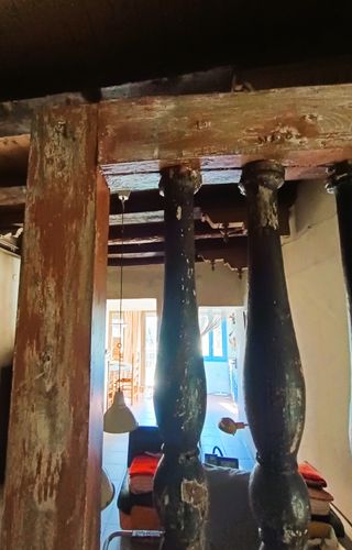 Puerta de cancela antigua con policromía de origen