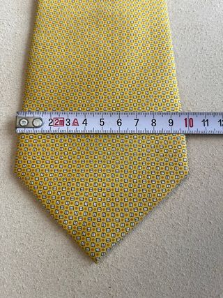 Corbata dorada con microestampado