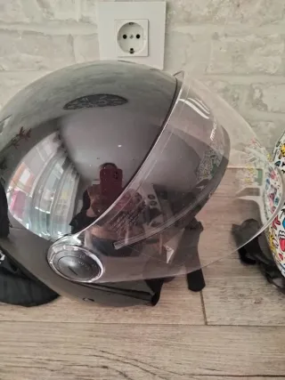 Casco Moto con Visera y Diseño Divertido. El casco
