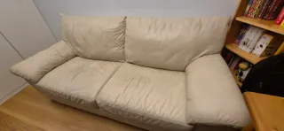 Sofa de 2 plazas de cuero color crema