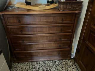 Cómoda clásica madera oscura 5 cajones
