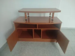 Mesa TV madera con estantes y puertas