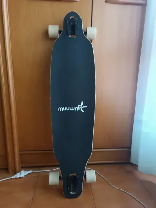 Longboard Muuwmi con diseño de palmeras