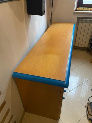 Scrivania con cassetti in legno e bordo blu