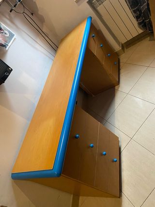 Scrivania con cassetti in legno e bordo blu