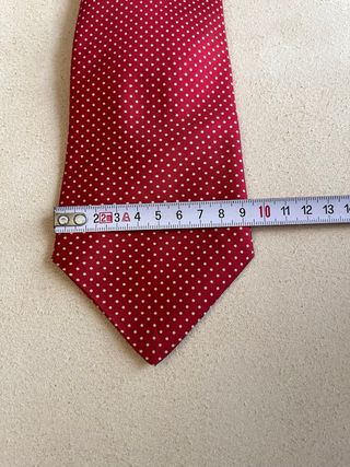 Corbata roja con puntos blancos