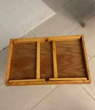 Bandeja de madera con patas plegables