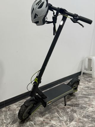 Patinete Navee con casco